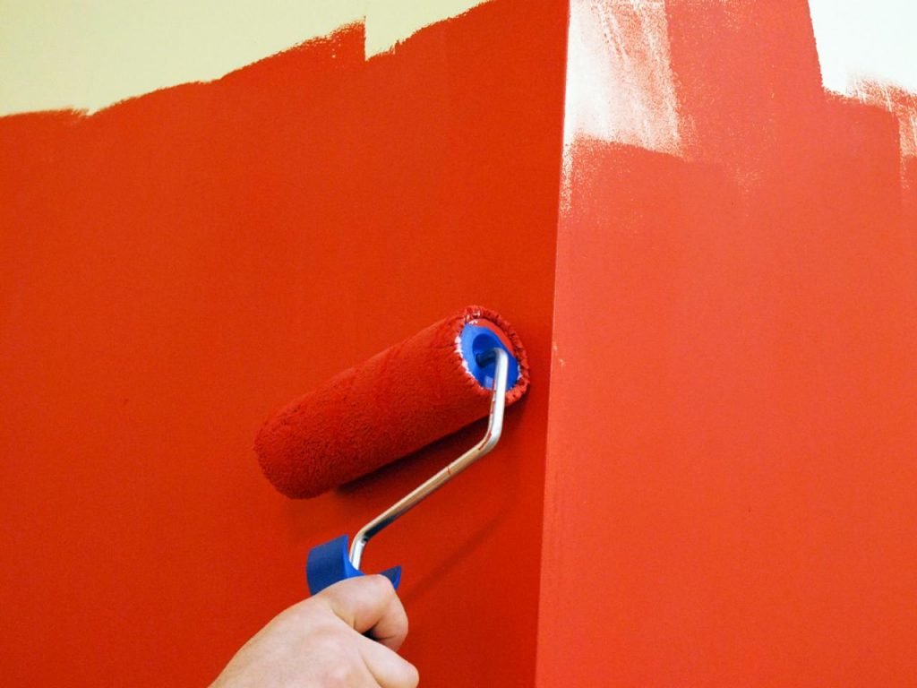 Покраска водоэмульсионной краской – как не испортить стены и добиться ровного покрытия?