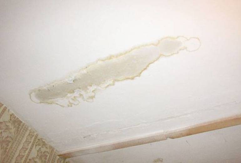 Пятна на потолке: как избавиться от следов протечек на поверхности