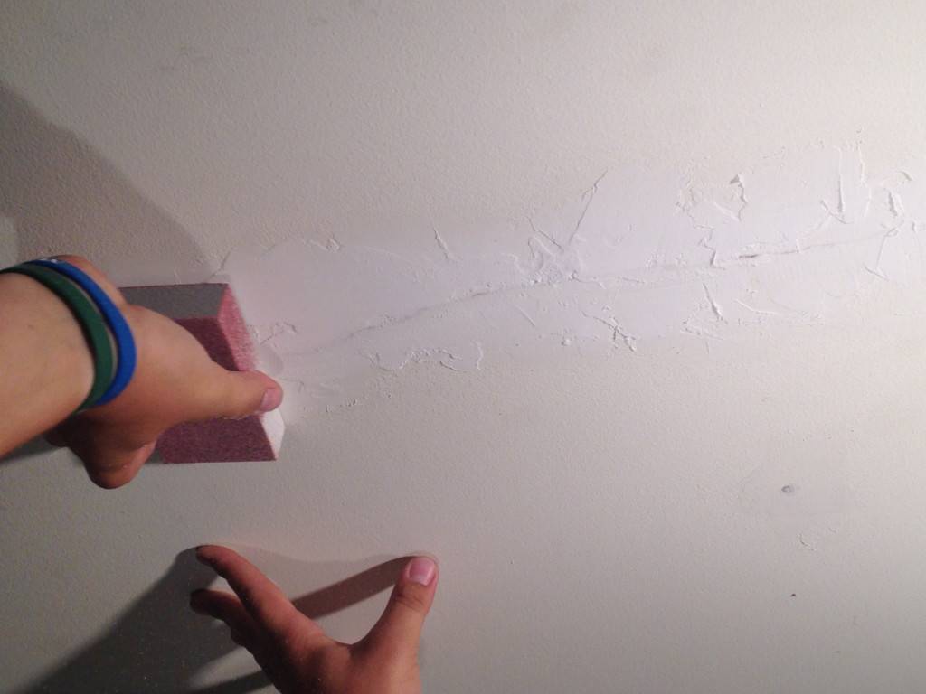 Трещины гипсокартон потолок. Потрескалась шпатлевка на потолке. Трещины на гипсокартонном потолке. Заделка трещин на потолке. Потрескалась краска на потолке.