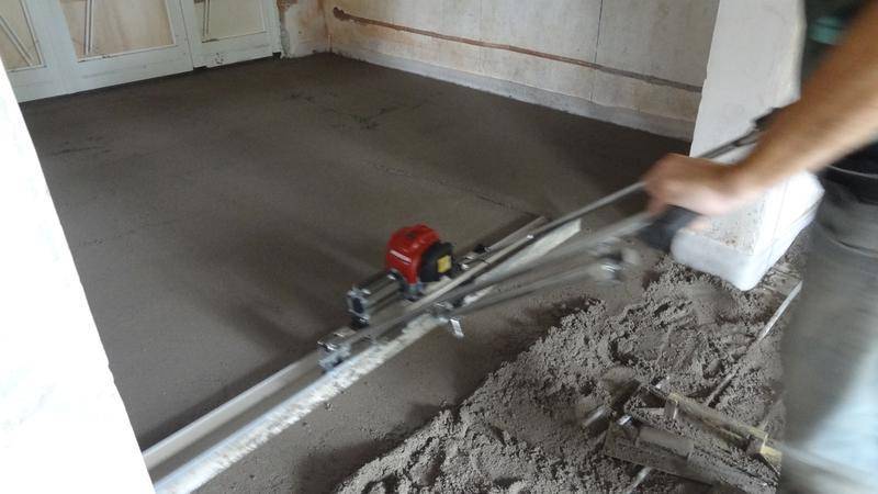 Как выровнять бетонный пол: два способа решения вопроса