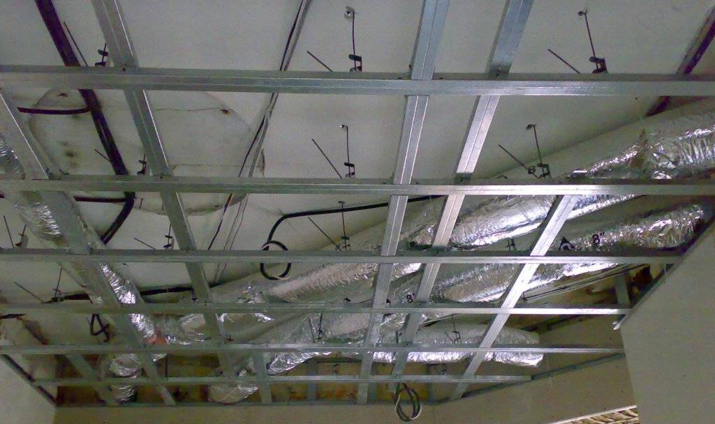 Монтаж потолка из гипсокартона своими руками: видео и поэтапная инструкция процесса в фото