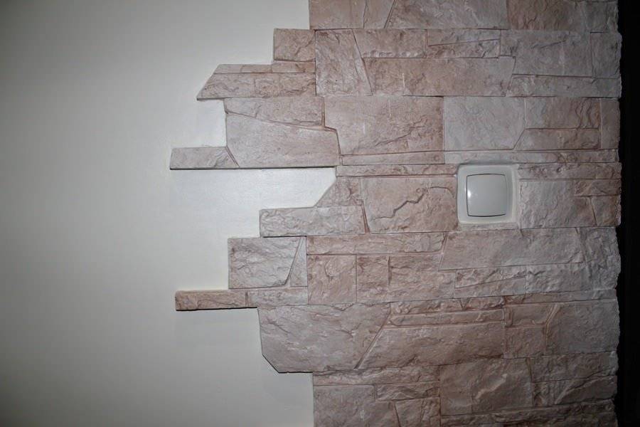 Чем приклеить гипсовую плитку на стену — подбор клея