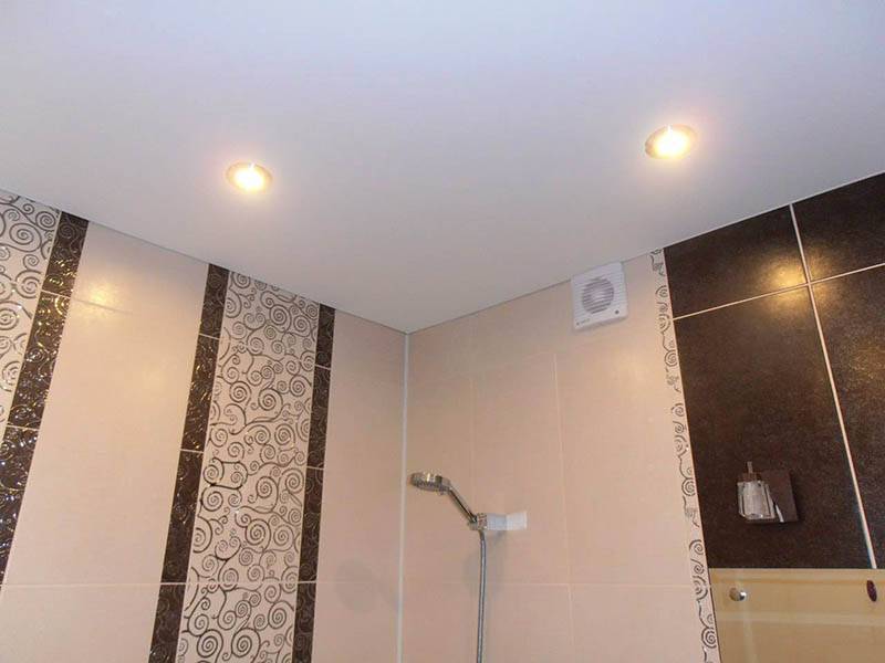 Натяжные потолки в ванной: особенности, монтаж, преимущества и недостатки, выбор материала | ремонтсами! | информационный портал