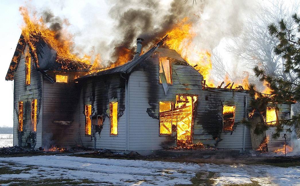 Огнестойкость деревянных конструкций: температура возгорания дерева, пожарная опасность и защитные меры