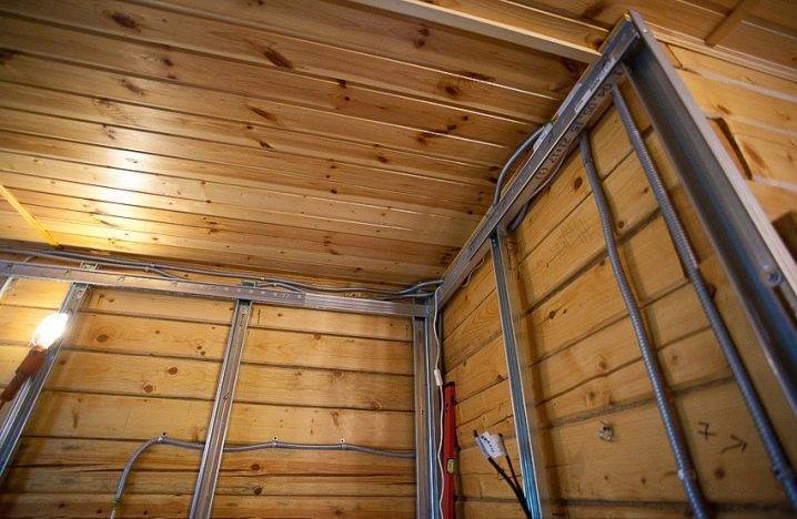 Гипсокартон на деревянный потолок: особенности конструкции и монтажа