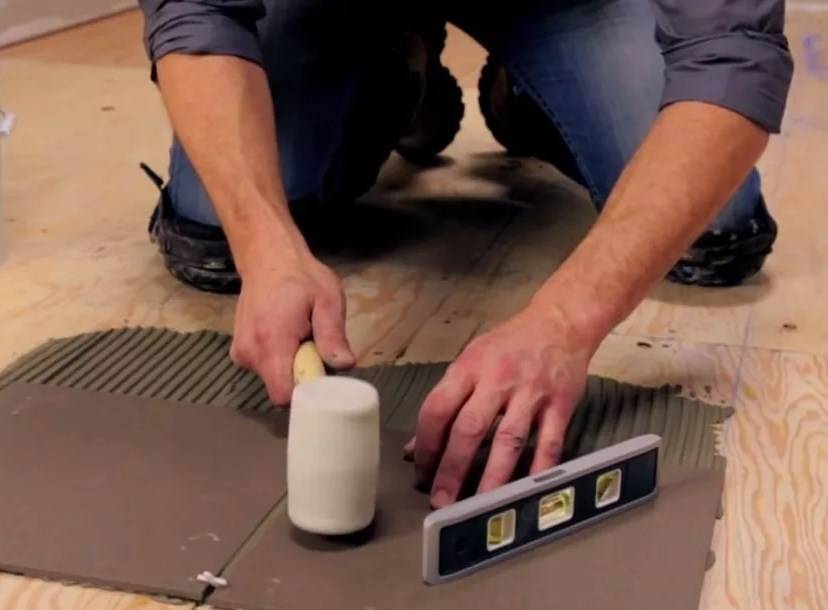 Можно ли класть плитку на фанеру на пол: технология подготовки основания и укладки кафеля