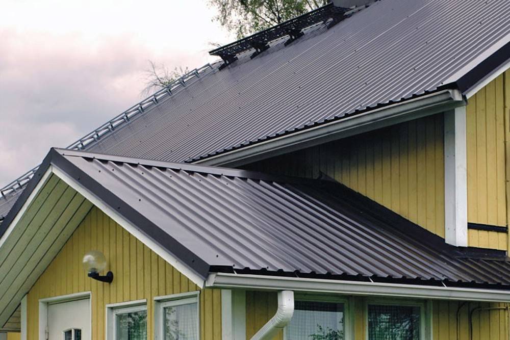 Что лучше - металлочерепица или профнастил для крыши?