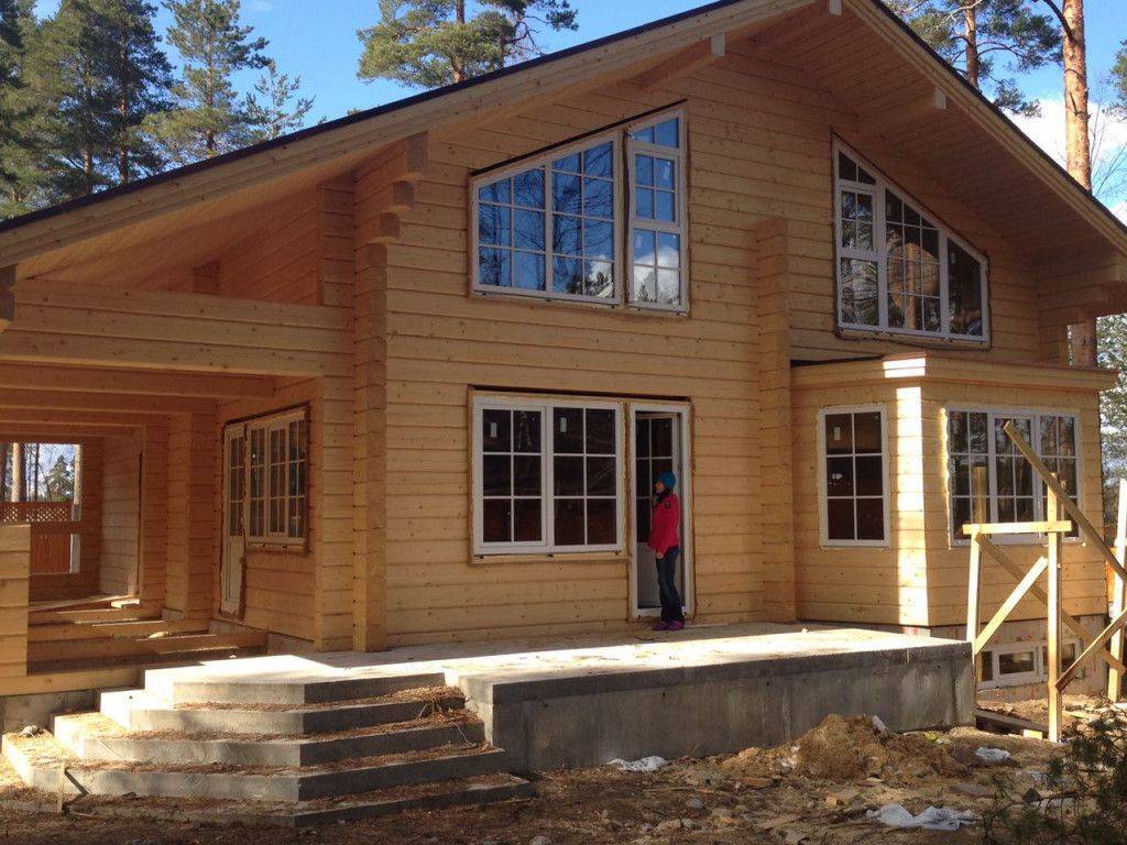 Покраска деревянного дома снаружи с применением современных лакокрасочных материалов | домострой
