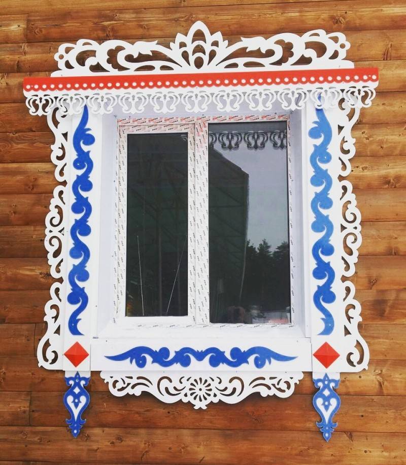 Резные окна с наличниками с узорами в деревянном доме, варианты красивого декора