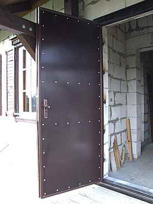 Как утеплить входную металлическую дверь?
