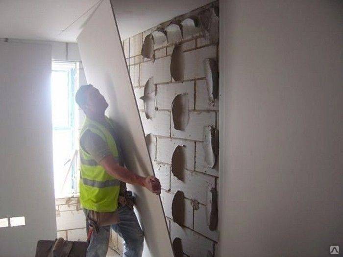 Выравнивание стен гипсокартоном без каркаса своими руками (видео)