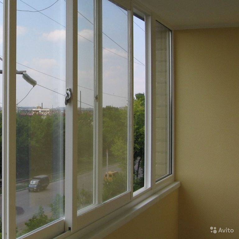 Как устроены раздвижные окна на балконе — особенности конструкций