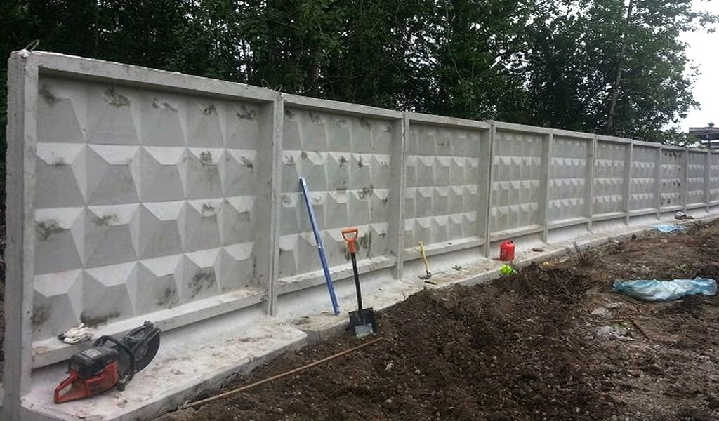 Забор из бетонных панелей своими руками: 20 фото