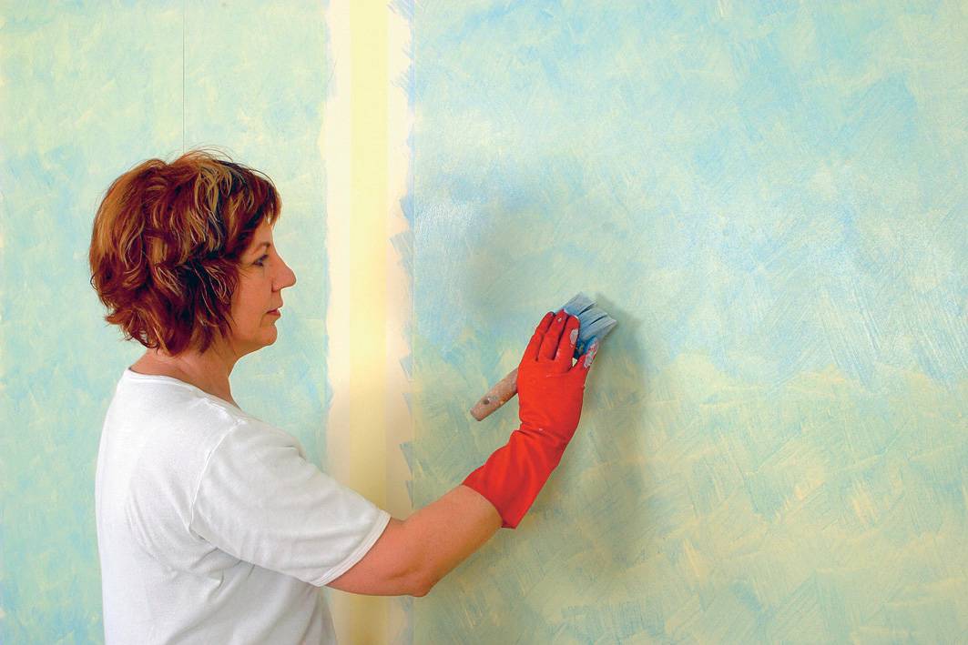 Как правильно побелить потолок водоэмульсионной краской