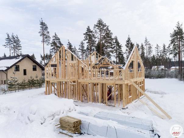 Строительство каркасной постройки в зимнее время года. | karkasnydom