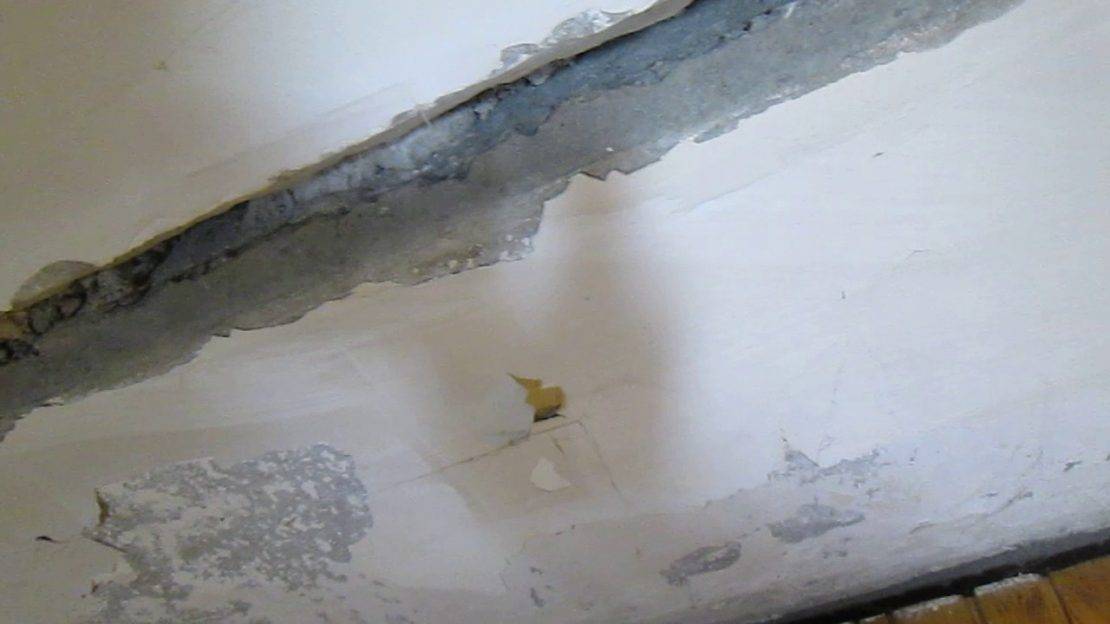 Трещины на потолке. способы заделки трещин. способы ремонта трещин на потолке. технология устранения трещин на потолке. нюансы заделки трещин на потолке из гипсокартона.