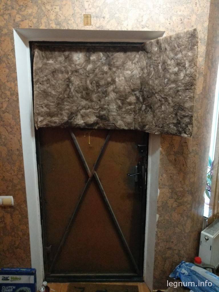 Как утеплить металлические и деревянные входные двери в частном доме своими руками: пошаговая инструкция