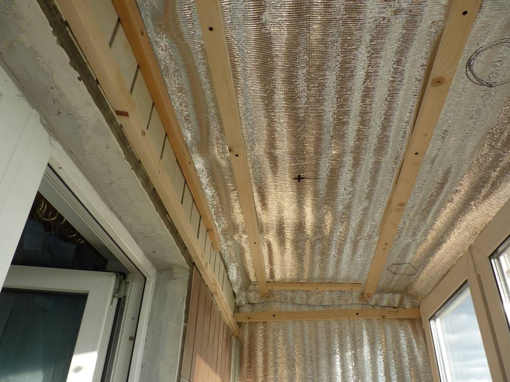 Потолок на балконе — из чего лучше сделать?