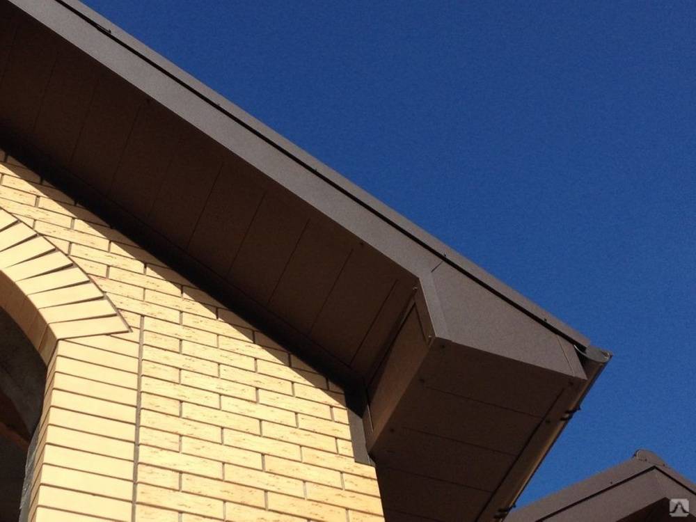 Можно ли качественно подшить карниз крыши профнастилом?