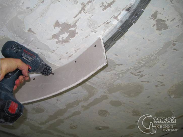 Как согнуть гипсокартон полукругом для потолка или стен