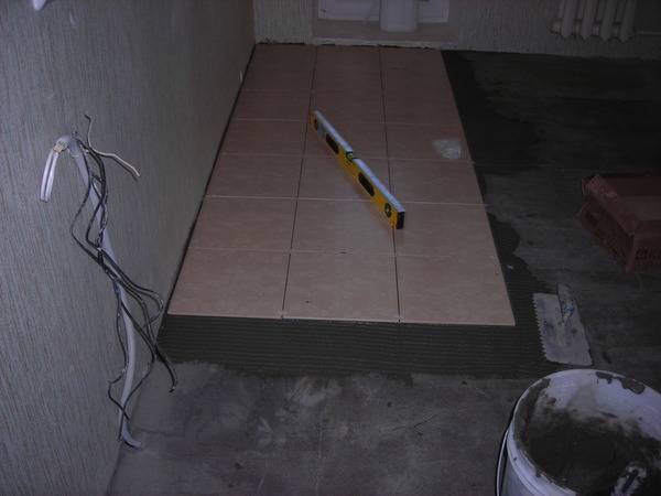 Сколько сохнет плитка после укладки на полу чтоб по ней можно было ходить