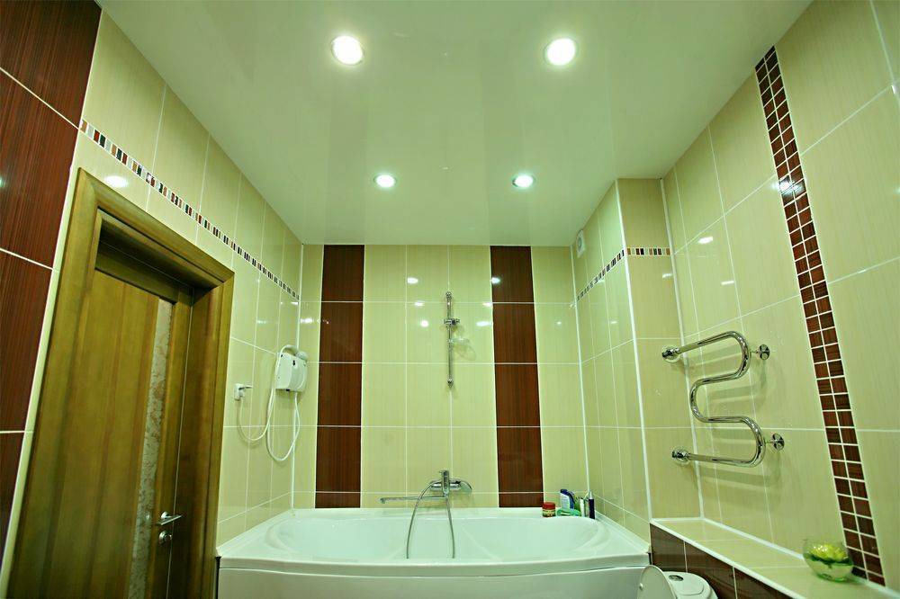 Потолок в ванной комнате: пвх или натяжной, фото обзор