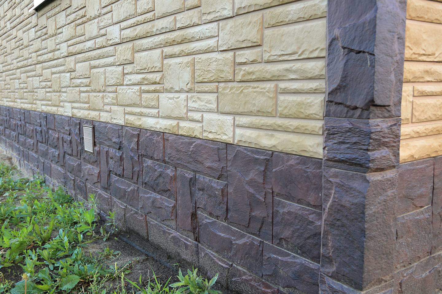 Облицовка фасада дома панелями под камень: фото пластикового цоколя