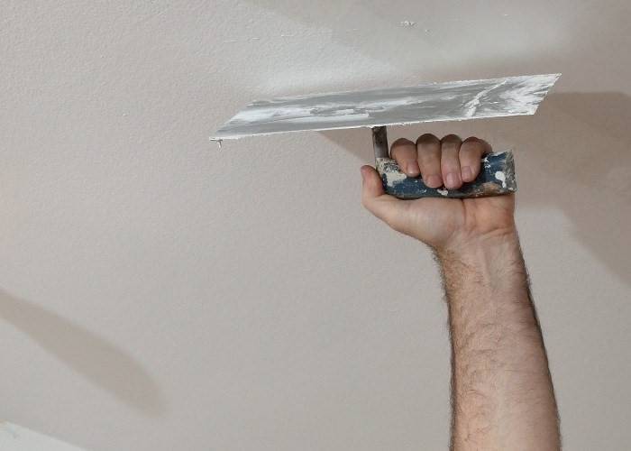 Нужно ли штукатурить гипсокартон под покраску потолок