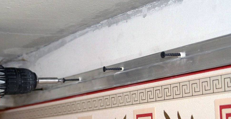Крепление натяжного потолка к стене из гипсокартона: монтаж багета на гкл (видео)
