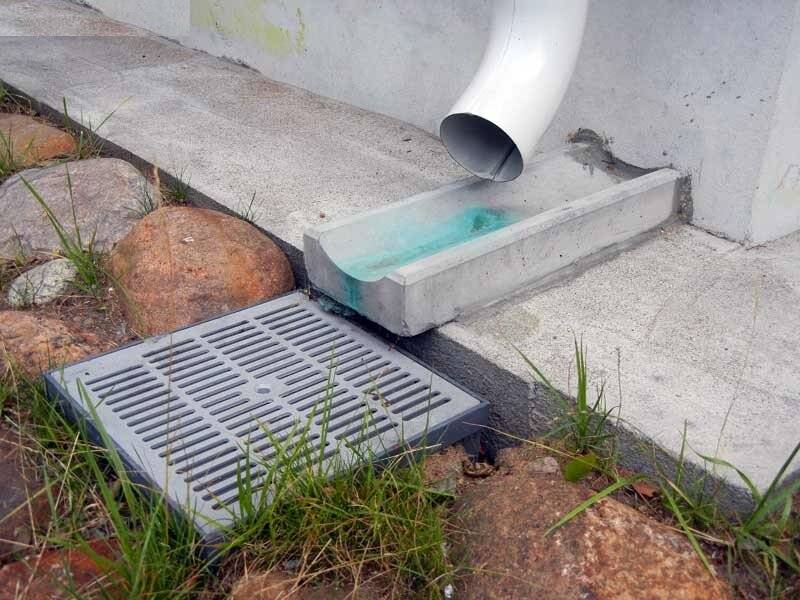 Отвод воды от отмостки дома: нужен ли водоотвод, какие бывают водостоки .