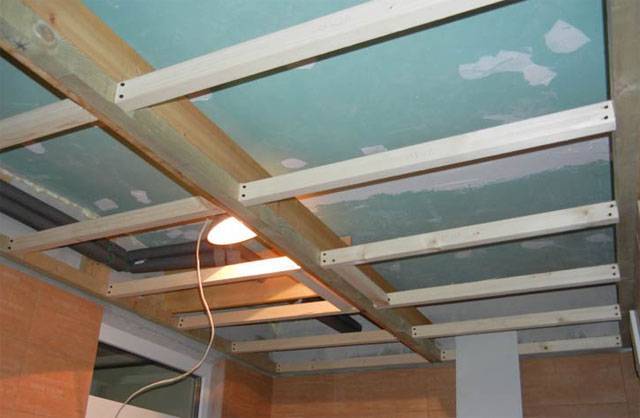 Как самостоятельно прикрепить панели из пластика на потолок