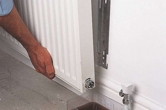 Как закрепить радиатор отопления на стене?