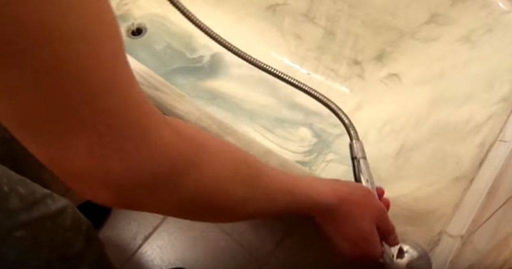 Как заменить слив старой чугунной ванны видео