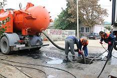 Откачка канализации в частном доме: сколько стоит услуга ассенизатора по очистке выгребной ямы