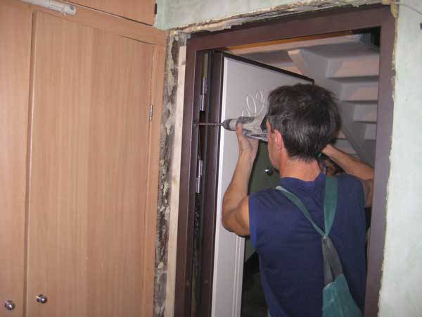 Установка металлической входной двери: как провести работы своими руками