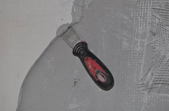 Как удалить старую шпаклевку со стен