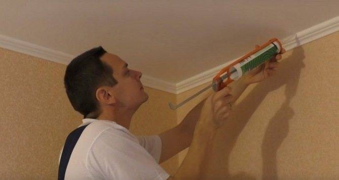 Как приклеить пластиковый плинтус для потолка