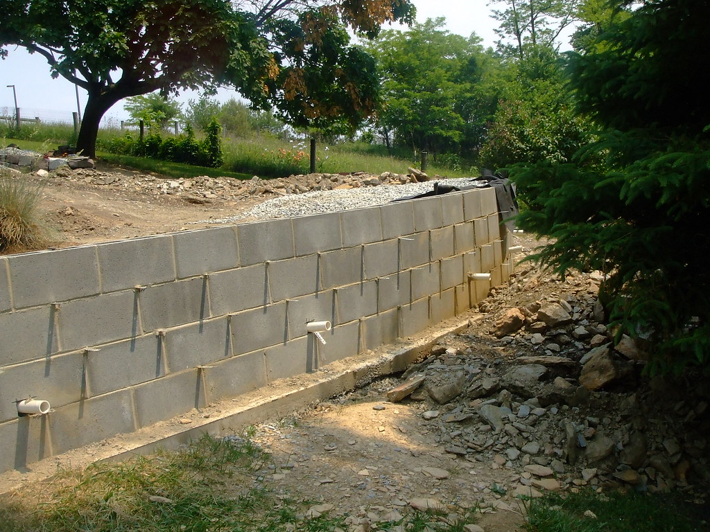 Как построить подпорную стенку из блоков на участке?