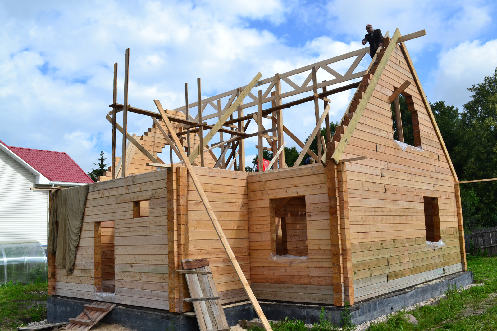 Строительство дачных домов из бруса: этапы, плюсы и минусы, а также правила выбора материала