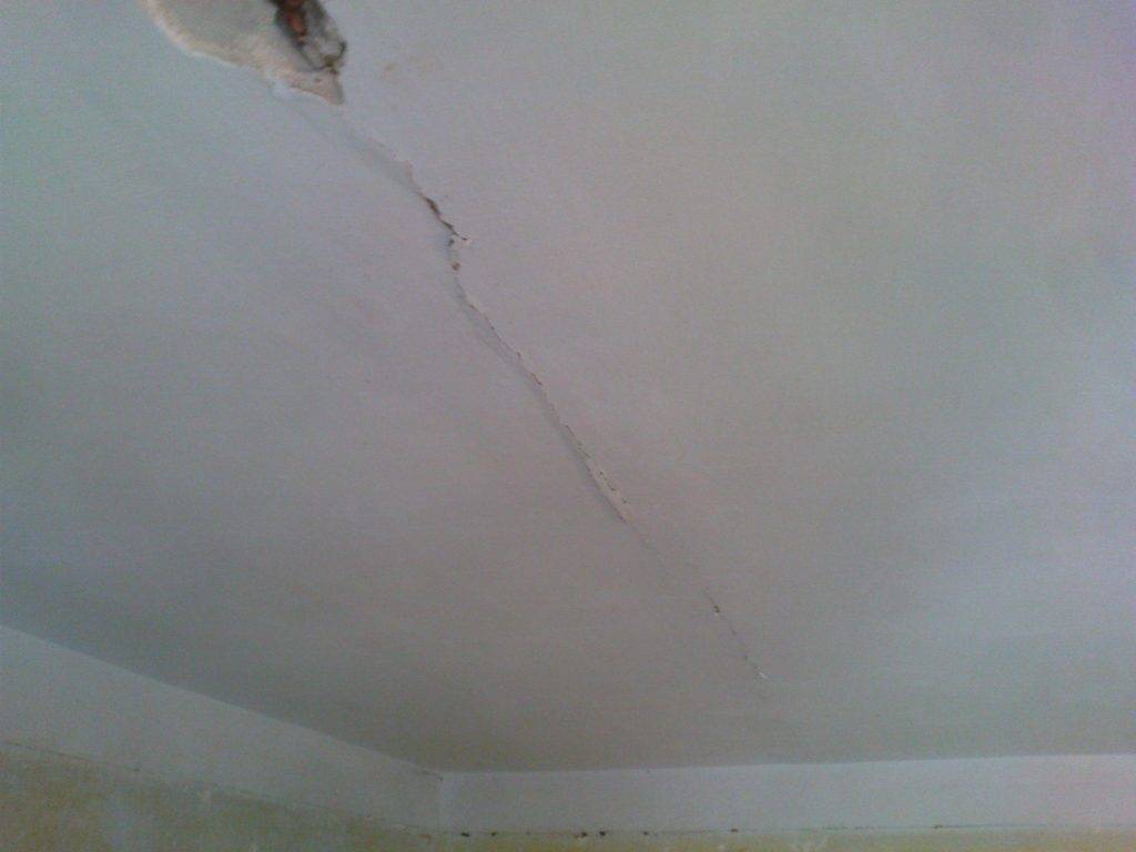 Как убрать трещины на потолке, чем лучше замазать поверхность и как правильно сделать ремонт, подробное фото и видео