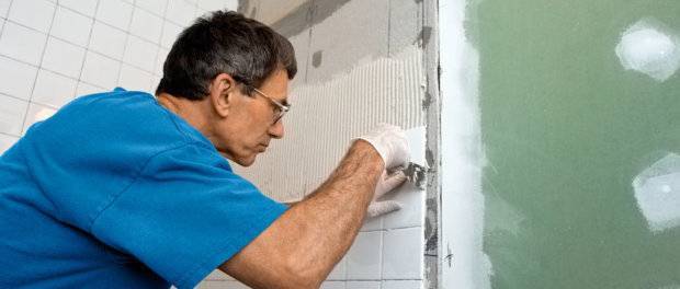 Как выровнять стены в ванной – штукатурка или гипсокартон?