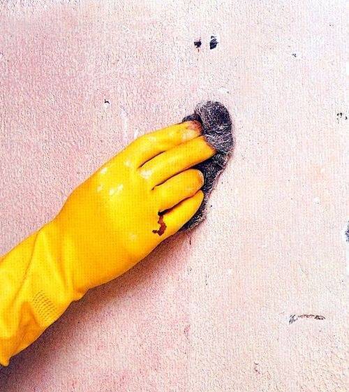 Как убрать желтые пятна на потолке после затопления: несколько способов устранения желтизны, если протек