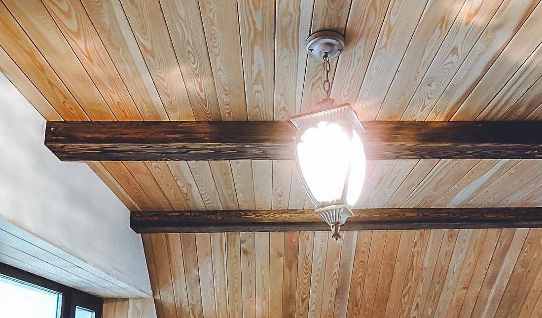 Чем обшить потолок в деревянном доме – лучшие решения