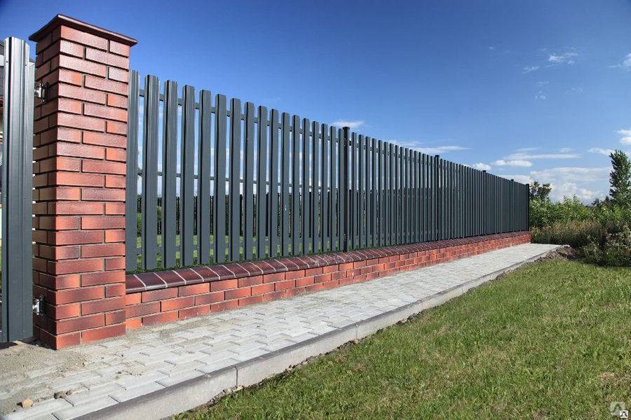 Забор из евроштакетника: фото реализации