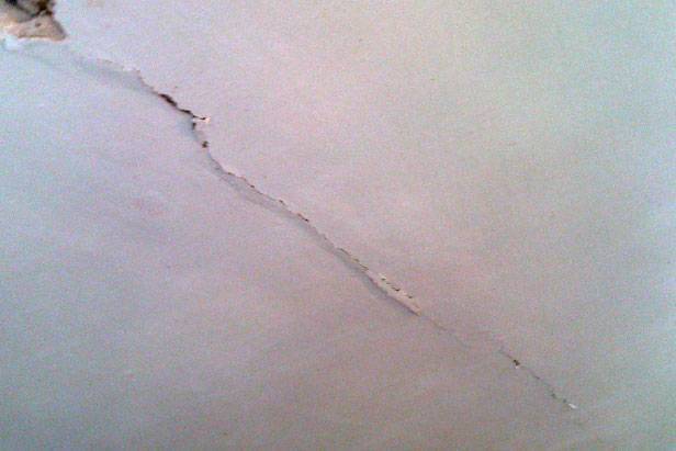 Как заделать трещину на потолке из гипсокартона, убираем трещины