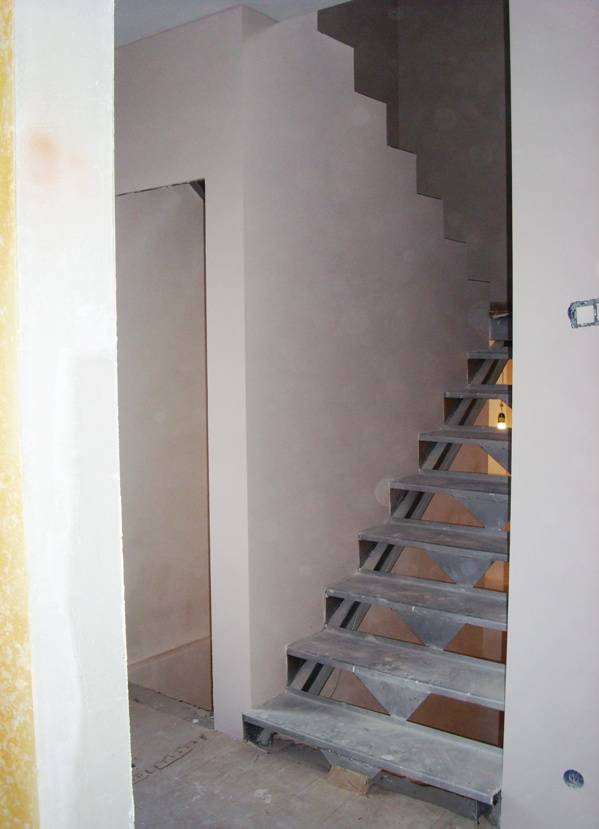 Процесс монтажа гипсокартонной лестницы