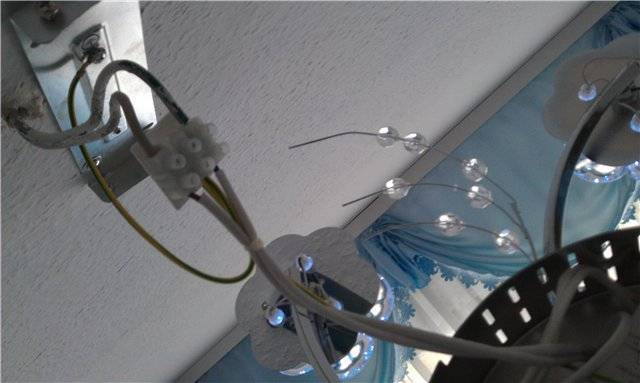Подключение потолочных светильников: как подключить точечные, светодиодные светильники, слоты на подвесном потолке, схема подключения, как подсоединить, устройство, как сделать проводку, как провести