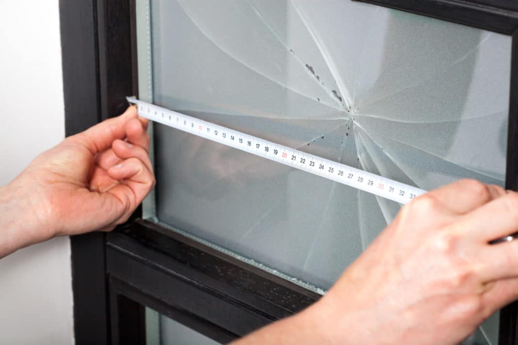 Как вставить разбитое стекло в окно