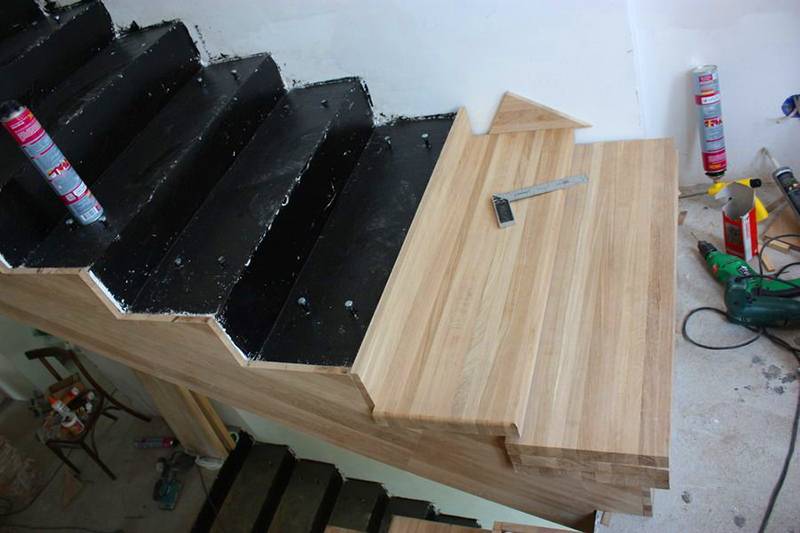 Отделка бетонной лестницы деревом: облицовка ступеней, как обшить