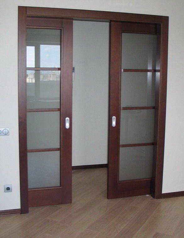 Какие двери выбрать в зал: двойные распашные или раздвижные?